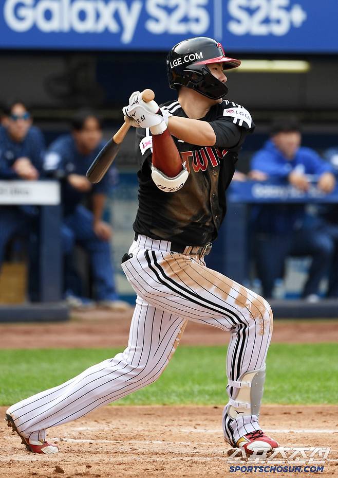 11일 대구 라이온즈파크에서 열린 삼성 라이온즈와 LG 트윈스의 경기. LG 홍창기가 안타를 날리고 있다. 대구=박재만 기자 pjm@sportschosun.com/2025.05.11/