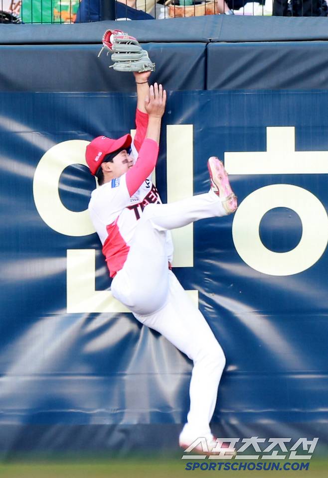 펜스에 부딪히면서도 놓치지 않은 공