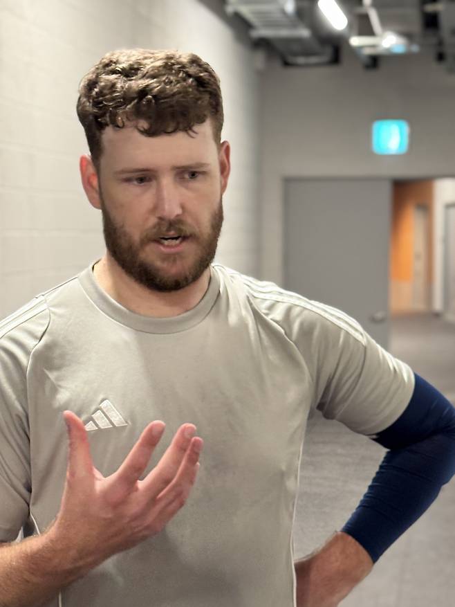 13일 훈련을 마치고 인터뷰하는 콜어빈. 사진제공=두산 베어스