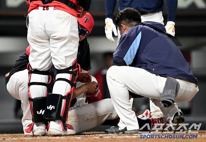 상대팀 후배가 다쳤을까 그라운드로 나선 손승락 코치