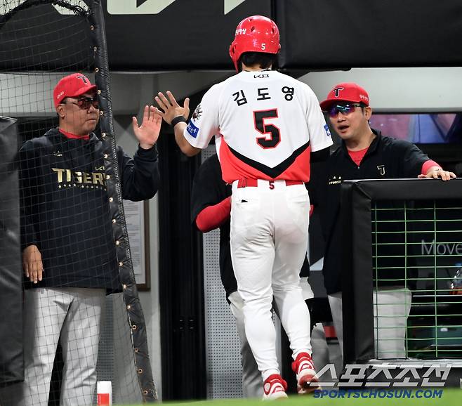 13일 광주KIA챔피언스필드에서 열린 롯데와 KIA의 경기, 5회말 2사,2루 KIA 최형우의 적시타에 득점한 김도영이 이범호 감독과 기쁨을 나누고 있다. 광주=허상욱 기자wook@sportschosun.com/2025.05.13/