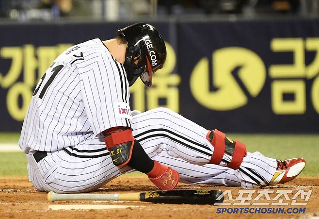 26일 잠실구장에서 열린 LG 트윈스와 한화 이글스의 경기. 5회말 LG 홍창기가 사구 후 통증을 호소하고 있다. 잠실=박재만 기자 pjm@sportschosun.com/2025.03.26/