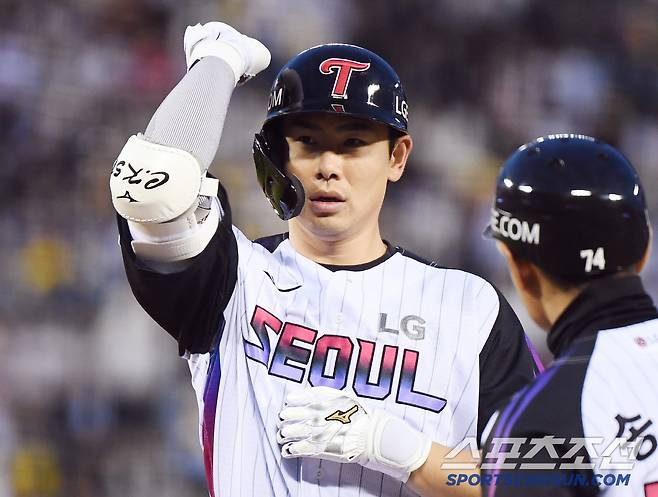 2일 서울 잠실구장에서 열린 SSG-LG전. 3회말 1사 홍창기가 안타를 친 후 기뻐하고 있다. 잠실=정재근 기자 cjg@sportschosun.com/2025.5.2/