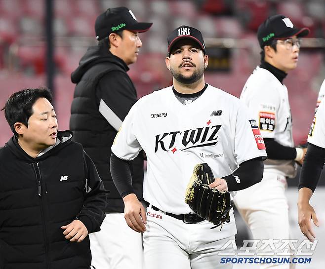 9일 수원 KT위즈파크에서 열린 NC-KT전. KT 선발투수 헤이수스가 4회 투구 도중 부상을 당해 교체되고 있다. 수원=정재근 기자 cjg@sportschosun.com/2025.4.9/