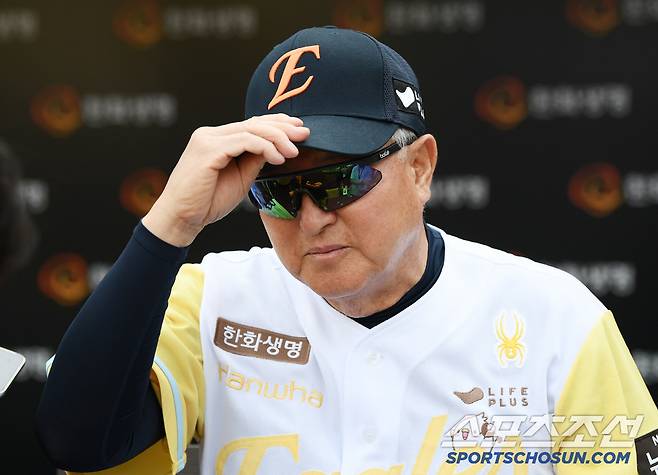 13일 대전 한화생명볼파크에서 열린 두산-한화전. 김경문 감독이 훈련을 지켜보고 있다. 대전=정재근 기자 cjg@sportschosun.com/2025..5.13/