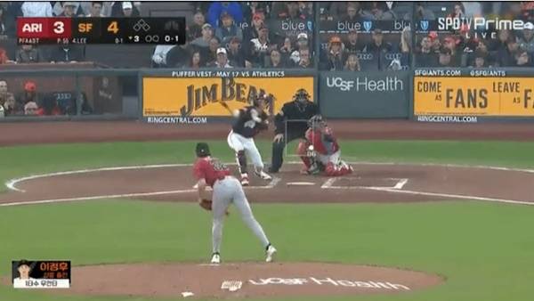 한 손을 놓는 타격으로 중전 안타를 뽑아내는 이정후. ⓒSPOTV