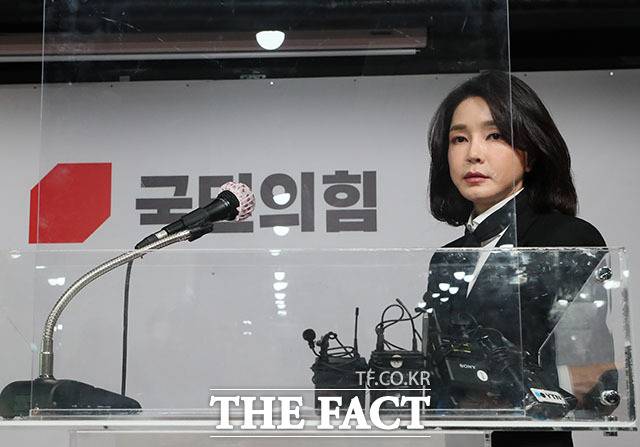 검찰의 출석 통보에 김건희 여사가 불출석 의사를 밝혔다. 지난 2021년 12월26일 당시 윤석열 국민의힘 대선 후보의 배우자 김건희 씨가 국민의힘 중앙당사에서 기자회견을 열고 '경력 부풀리기' 의혹 등에 대한 대국민 사과문을 발표 하고 있다. /남윤호 기자(현장풀)