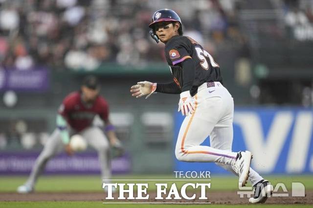 이정후가 14일(한국시간) 애리조나전서 3회말 중전 안타로 나간 뒤 후속 라몬테 웨이드 주니어 타구 때 2루로 달리고 있다. /샌프란시스코=AP.뉴시스