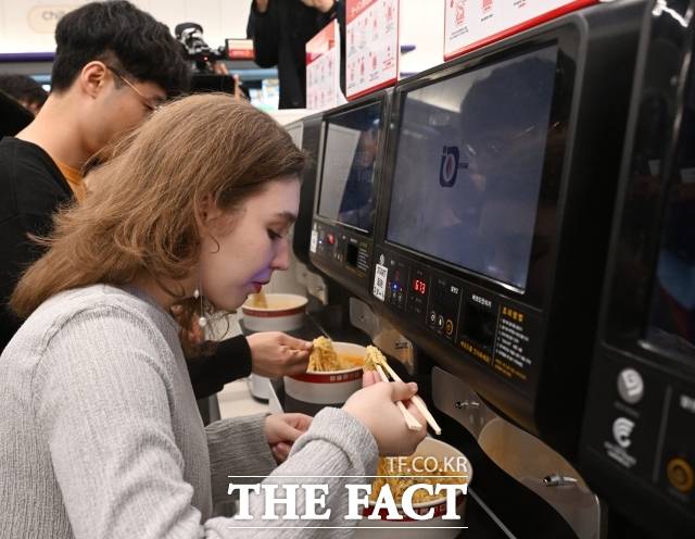 한국사립대학총장협의회가 발간한 2023-2024 대학교육 통계 자료집에 따르면 국내 4년제 대학 외국인 유학생의 10명 중 4명이 서울 소재 대학에 다니는 것으로 나타났다. 사진은 외국인 유학생들이 편의점에서 끓인 라면을 먹고 있는 모습. /이새롬 기자