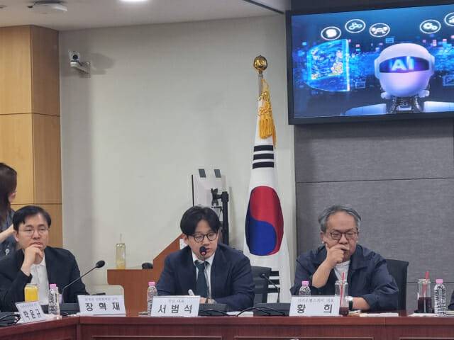 서범석 루닛 대표(가운데)가 암 정복을 위한 자율형 AI 발전 전략에 대해 발제하고 있다 (사진=조이환 기자)