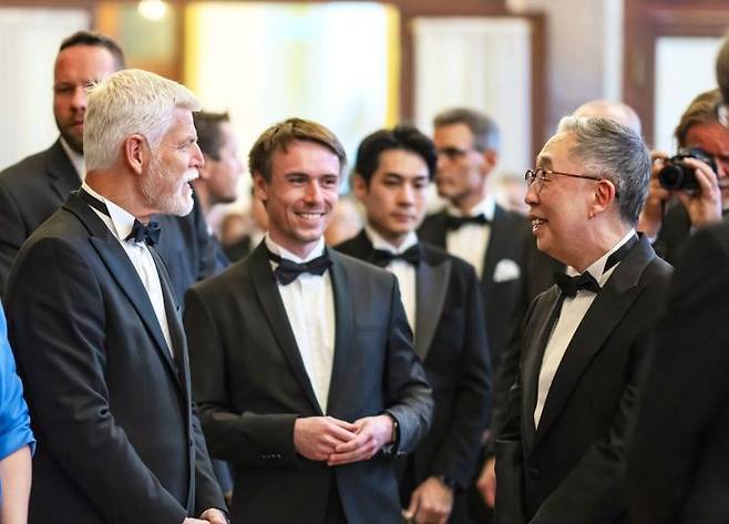 체코 ‘프라하의 봄 국제음악제’에 참석한 박지원 두산에너빌리티 회장(사진 오른쪽)이 12일(현지시간) 열린 개막공연 리셉션에서 페트르 파벨 체코 대통령(사진 왼쪽)과 만나 환담을 나누고 있다. (사진= 두산에너빌리티)