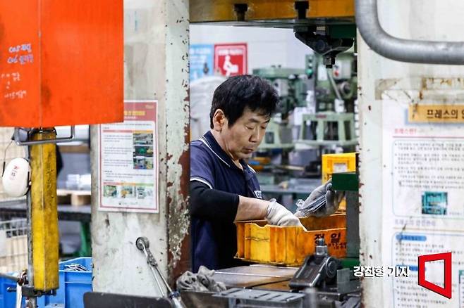 신송남(61세) 씨가 지난 12일 경기 시흥시 시화공단에 자리한 정일산업 생산공장에서 작업중인 모습. 강진형 기자