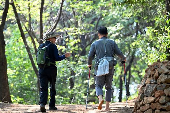 등산객들이 서대문구 홍은2동 '백련산 맨발길'을 걷고 있다. 서대문구 제공.