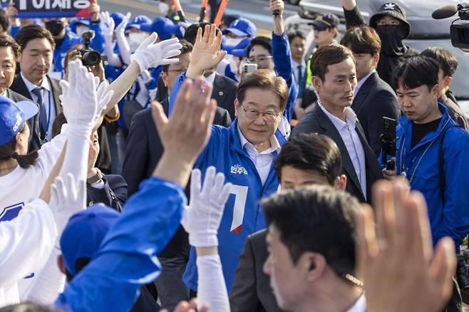 더불어민주당 이재명 대선후보가 14일 경남 통영시 강구안 문화마당에서 열린 유세에 입장하고 있다. 연합뉴스