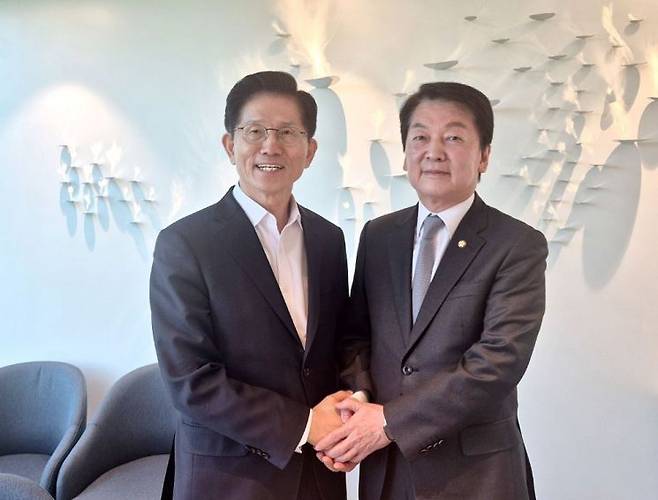 김문수 국민의힘 대선 후보가 지난 7일 서울 여의도 모처에서 안철수 의원을 만나 기념촬영하고 있다. 안철수 의원실 제공 연합뉴스