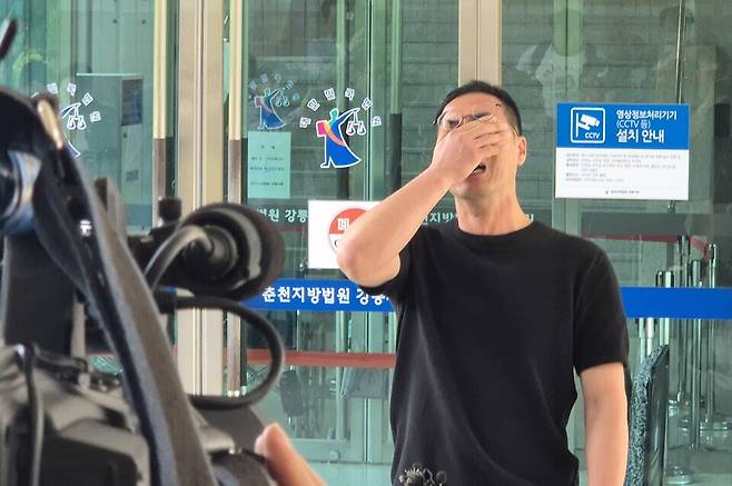 &nbsp;13일 오후 강원 강릉시 난곡동 춘천지법 강릉지원 앞에서 고(故) 이도현 군 아버지 이상훈씨가 재판을 마친 뒤 오열하고 있다.(출처:연합뉴스)