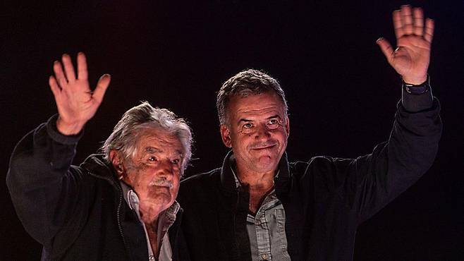 무히카 전 대통령의 정치적 후계자로 손꼽히는 '프렌테 암플리오(FA)' 소속 야만두 오르시 후보는 지난해 11월 대통령으로 선출되었다