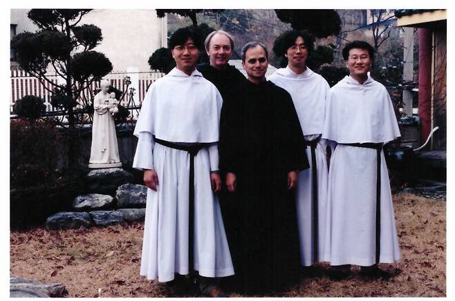 교황으로 선출된 레오 14세가 아우구스띠노 수도회 총장이던 2002년 한국을 사목방문한 모습. /아우구스띠노 수도회