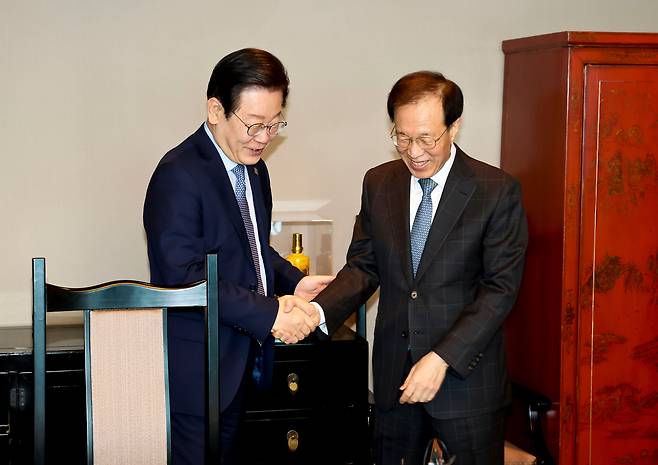 더불어민주당 이재명 대표와 이석연 전 법제처장이 작년 11월 28일 서울 여의도의 한 식당에서 만나고 있다. /국회사진기자단