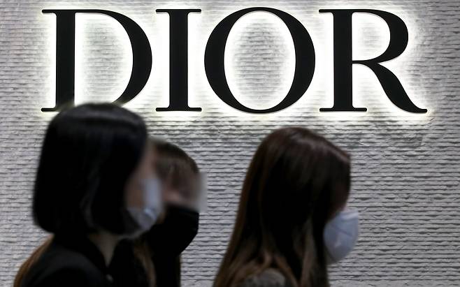 지난 1월 서울 중구의 한 백화점의 디올 매장 광고판 앞으로 시민들이 지나가고 있다./뉴스1