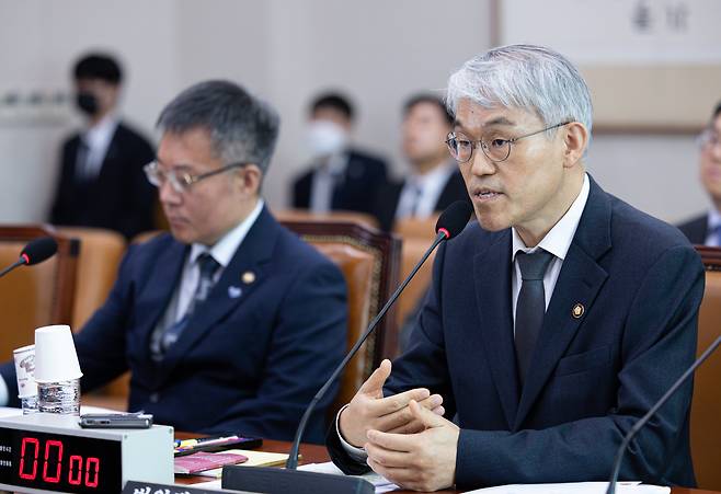 천대엽 법원행정처 처장이 14일 오전 서울 여의도 국회에서 열린 법제사법위원회 전체회의에서 의원 질문에 답변하고 있다./뉴스1