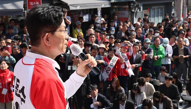 김문수 국민의힘 대통령 후보가 14일 오전 경남 진주시 진주광미사거리 일대에서 유세를 하고 있다. /뉴스1