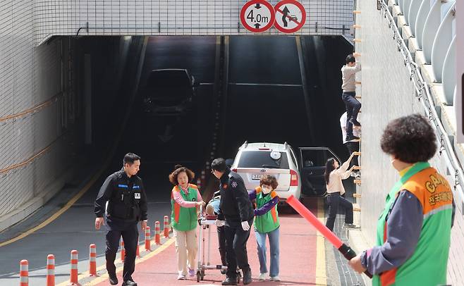 지난달 24일 부산 부산진구 당감지하차도에서 풍수해 대비 지하차도 유관기관 합동 훈련이 진행되고 있다. /연합뉴스