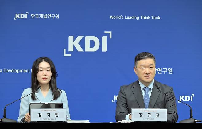 한국개발연구원(KDI)의 정규철(오른쪽) 경제전망실장과 김지연 전망총괄이 14일 기획재정부 브리핑룸에서 2025년 상반기 경제전망을 발표하고 있다. /KDI 제공