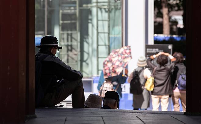 지난해 우리나라는 60대 인구수가 처음으로 40대를 앞지르면서 50대에 이어 두 번째로 인구가 많은 연령대가 됐다. 행정안전부가 2024년 10월 4일 발표한 주민등록 인구 통계에 따르면 지난달 말 기준 전국의 60~69세 인구는 777만242명으로 집계됐다. 40~49세(776만9028명)보다 1214명 많았다. 인구수가 가장 많은 연령대는 50대다. 2024년 10월 4일 오후 서울 종로구 탑골공원에서 어르신이 휴식을 취하고 있다. 2024.10.4/뉴스1