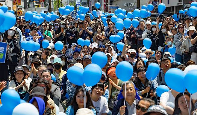 14일 부산 부산진구 서면에서 열린 더불어민주당 이재명 후보 유세에서 지지자들이 파란 풍선을 들고 환호하고 있다.  /연합뉴스