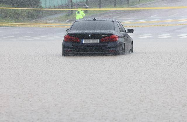 지난해 7월 경기도 파주 지역에 폭우가 내려 봉서리 인근 도로가 침수로 통제되고 있다. ⓒ뉴시스