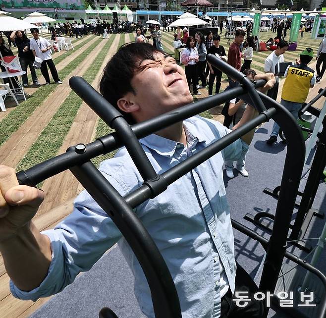 한 시민이 서울헬스쇼 행사로 마련된 턱걸이 이벤트에 참가해 턱걸이를 하고 있다. 송은석 silverstone@donga.com·변영욱 기자