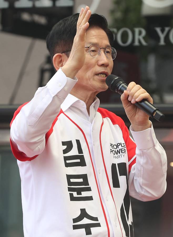 김문수 국민의힘 대통령 후보가 제21대 대통령 선거 공식 선거운동 둘째 날인 13일 울산 중구 성남동 젊음의거리 일원에서 지지를 호소하고 있다. 2025.5.13/뉴스1