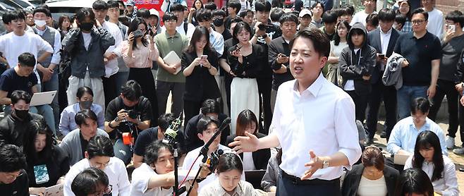 개혁신당 이준석 대선 후보가 13일 대구 경북대에서 연설을 하고 있다. 대구=뉴스1