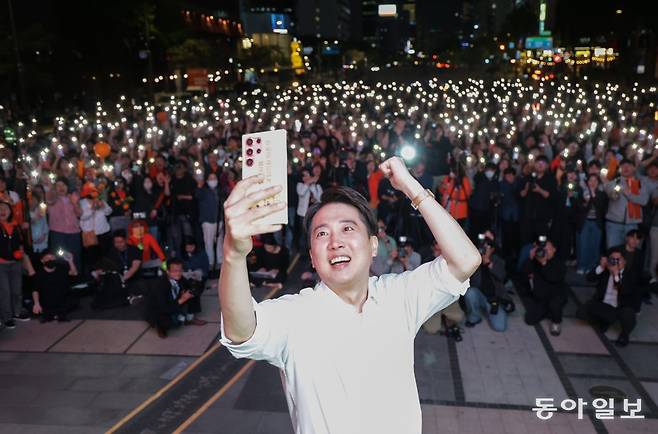 개혁신당 이준석 후보도 12일 오후 청계광장에서 열린 출정식에서 유세차에 올라 셀카를 찍고 있다. 박형기 기자 oneshot@donga.com