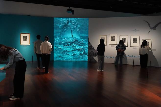 인천 연수구 송도국제도시에 있는 국립세계문자박물관을 찾은 관람객들이 프랑스의 삽화가 귀스타브 도레의 작품을 감상하고 있다. 이 특별전은 8월 17일까지 열린다. 세계문자박물관 제공
