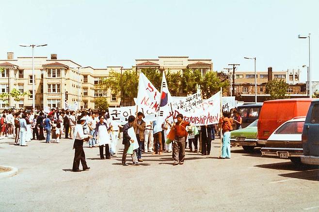 1980년 5월 26일 미국 시카고에서는 동포와 유학생 600여명이 모여 “광주 학살 중단”, “전두환 중장 퇴진” 등을 요구하며 오월 진상규명을 한 목소리로 외쳤다. 5·18기념재단 제공.