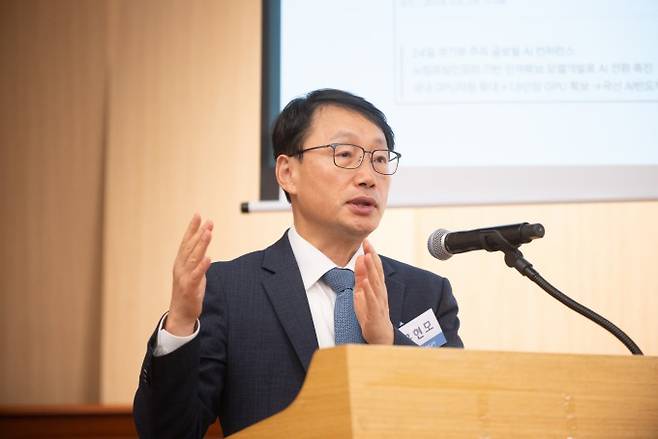 14일 서울 국회도서관 지하 1층 대강당에서 열린 '한국공학한림원-국회미래연구원 정책 토론회'에서 구현모 KAIST 겸임교수가 발표하고 있다. 한국공학한림원 제공