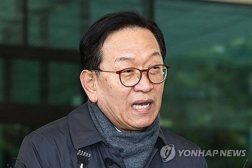 '12·3 비상계엄 사태'로 수사와 탄핵심판을 받게 된 윤석열 대통령의 변호인단 구성에 참여한 석동현 변호사가 서울 서초구 서울고등검찰청 앞에서 입장을 표명하고 있다.<연합뉴스>