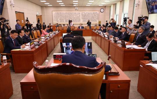 국회 법제사법위원회가 14일 국회에서 전체회의를 열고 더불어민주당과 조국혁신당 주도로 법원조직법·공직선거법·헌법재판소 등을 심사하는 공직선거법 일부개정법률안을 처리했다. [연합뉴스]