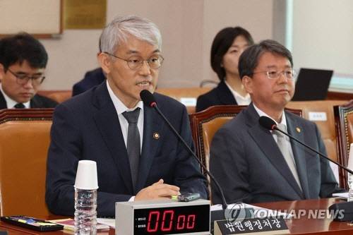 천대엽 법원행정처장이 14일 서울 여의도 국회에서 열린 법원조직법·공직선거법·헌법재판소 등을 심사하는 법제사법위원회 전체회의에서 의원 질의에 답하고 있다.   [연합뉴스]