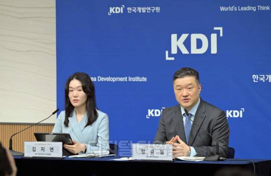 한국개발연구원(KDI)경제전망 브리핑. 왼쪽부터 김지연 KDI 경제전망실 전망총괄, 정규철 KDI 경제전망실장. 사진=KDI