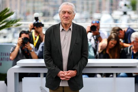 로버트 드 니로가 13일(현지시간) 프랑스 칸에서 열린 제78회 칸 영화제 개막식 포토콜에서 포즈를 취하고 있습니다. 그는 개막식에서 해외 제작 영화를 대상으로 100% 관세 부과 방침을 시사한 도널드 트럼프 미국 대통령을 직격했습니다. 로이터 연합뉴스