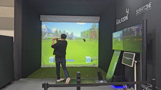 AWS코리아 직원이 생성형AI 기반 '나만의 골프 코치'를 시연하고 있다. 팽동현 기자