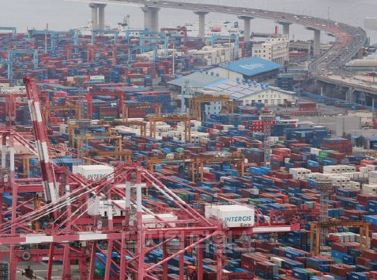 국내 최대 무역항인 부산항 감만·신감만 부두. 사진=연합뉴스