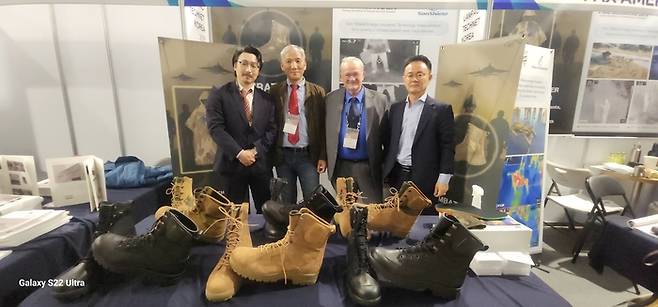 현기호 어디슈 대표, Joe Raver 미통신협회장, 손인호 팍스 아메리카 대표(오른쪽부터) 등이 전시장에서 스텔스 전투화를 전시하고 기념 촬영했다.