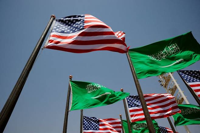 젠슨 황 엔비디아 최고경영자(CEO)가 13일(현지시간) 도널드 트럼프 미국 대통령의 사우디아라비아 방문에 맞춰 사우디 리야드에서 열린 투자포럼에서 엔비디아 인공지능(AI) 반도체를 기반으로 사우디가 AI 데이터센터를 짓기로 했다고 발표했다. 엔비디아 주가는 이날 6% 넘게 폭등해 애플을 제치고 시가총액 2위 자리를 다시 꿰찼다. 로이터 연합