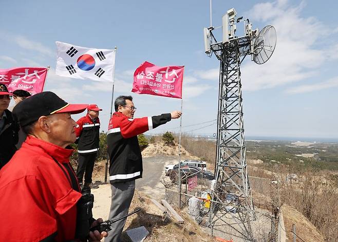 김홍규 강릉시장이 산불 취약지역을 둘러보고 있다. 강릉시 제공