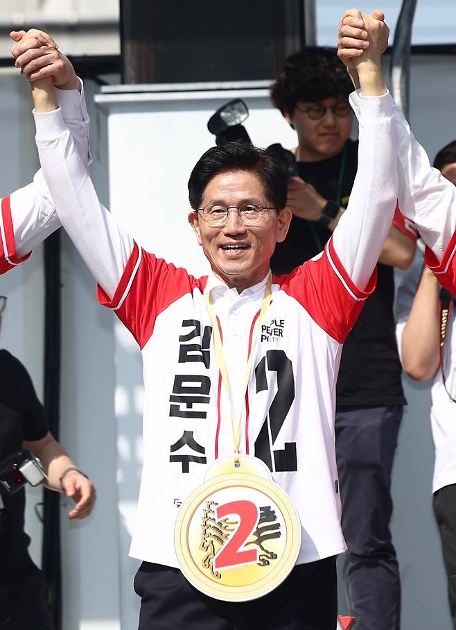 김문수 국민의힘 대선 후보가 14일 경남 진주광미사거리에서 유세를 하고 있다. 사진=공동취재