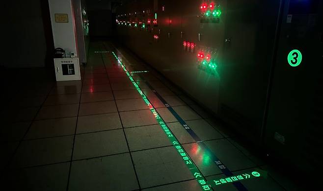 백양터널 관리지소의 전기설비가 있는 특고압실에 야광 안전디자인이 적용된 모습. 부산시설공단 제공